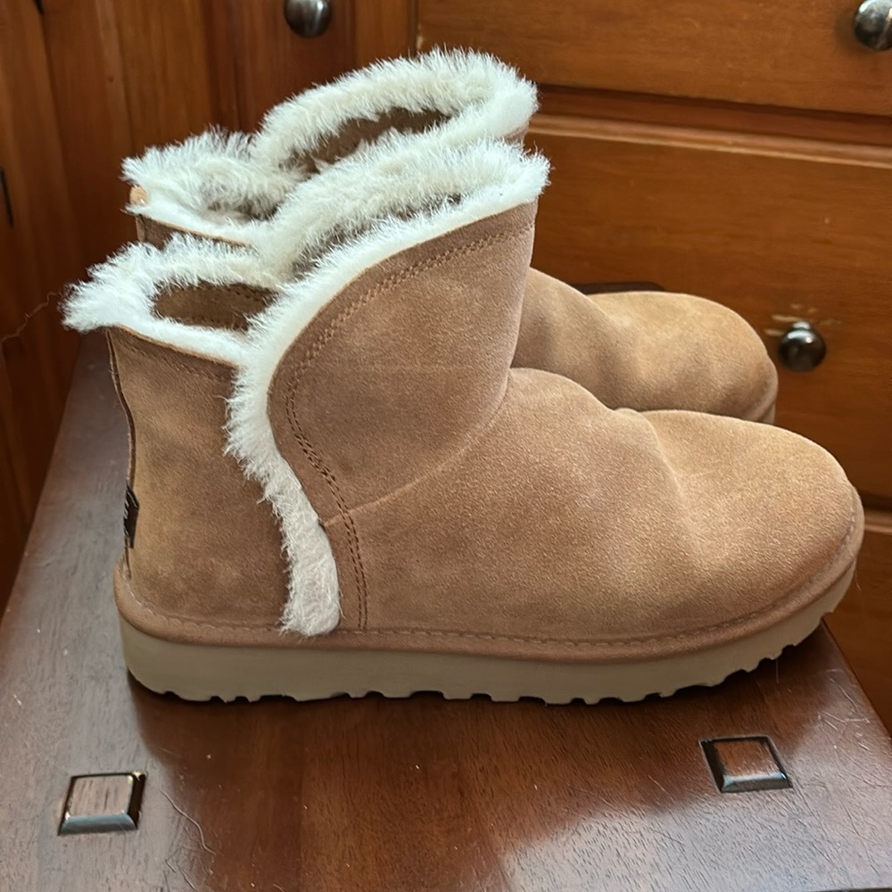 UGG Classic Mini Fluff High-low Chestnut Sz 9 Excellent condition Box included